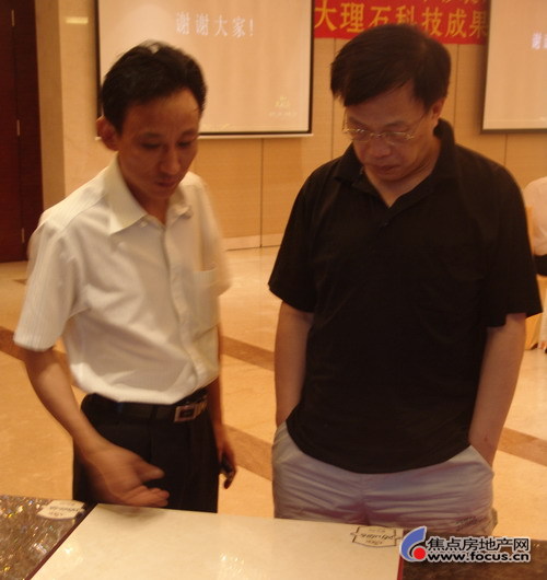 簡一陶瓷董事長李志林(左)與佛山市陶瓷行業(yè)協(xié)會秘書長尹虹博士 簡一陶瓷董事長李志林(左)與佛山市陶瓷行業(yè)協(xié)會秘書長尹虹博士