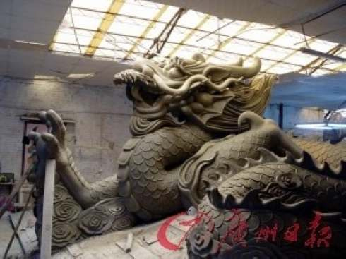 廣東佛山制20噸重陶瓷巨龍長30米銳氣逼人(圖)