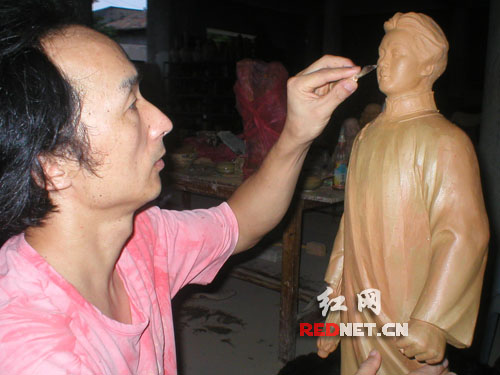 劉坤庭制作毛澤東陶像