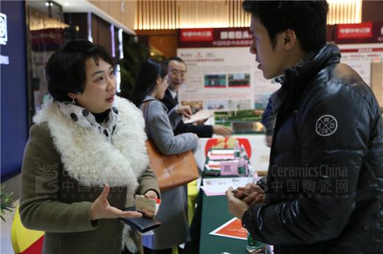 中國陶瓷總部營運(yùn)總經(jīng)理湯潔明與媒體交流