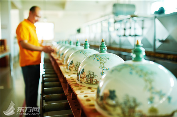 G20國宴餐瓷來自上海:從西湖獲靈感 歷經(jīng)81道工序